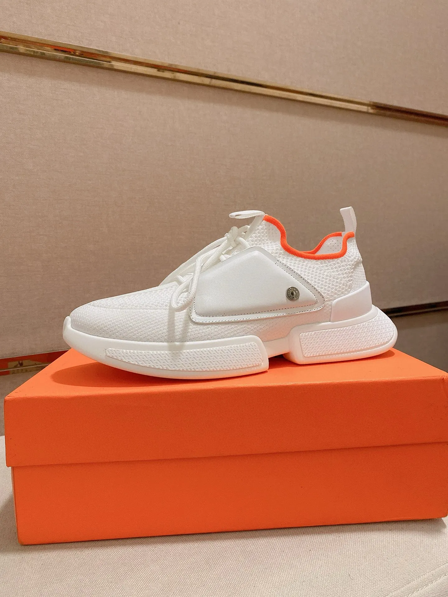 Men's shoes 💰: 440💰 Hermes Drift Sneaker flying knitted socks and sneakers. Original purchase, development and production. H family men's classic series. Technological fly knitted fabrics with cowhide. Socks and sneakers. Casual shoes. Sports dad shoes combine high-tech fly knitting and cowhide. H family exclusive button decoration on the side. The outsole is full of H italic design and bright colors to show vitality and continue the brand design inspiration. Stroll around the city lightly and feel free and comfortable. Exquisite packaging at the delivery counter 🛍📦 ▪️Fabric: Original custom fly weave + first layer cowhide ▪️Inner lining: breathable lining ▪️Outsole: molded and evacuated PU+TPU material ▪️Sole thickness: 3.5CM ▪️Size: Men's 38-44